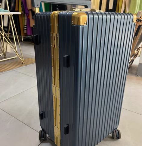 现在最流行的宽杆铝框拉杆箱，26寸大容量，...