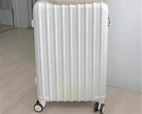 转卖24寸登机箱纯pc行李箱 有几处污渍所...