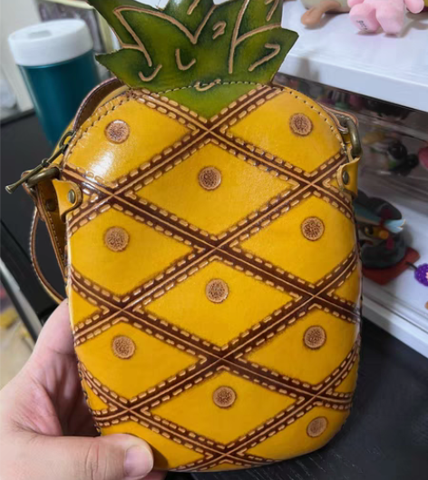 转卖女真皮手机包手工牛皮单肩包迷你小包卡通...