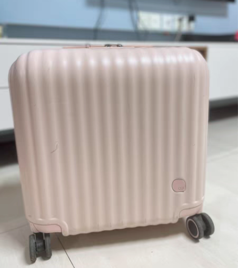 16寸行李箱，还是挺能装的，颜色非常少女心...