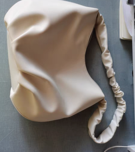 转卖品牌型号 ：云朵包 新旧程度 ：几乎全...