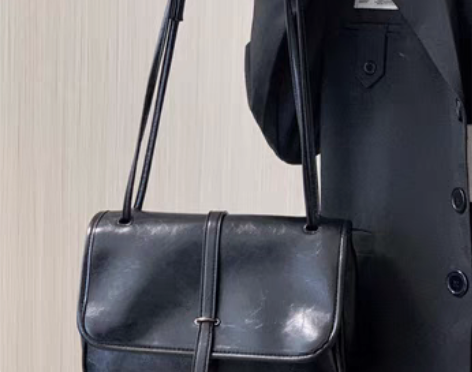 转卖大容量通勤腋下包包女2022新款高级感...