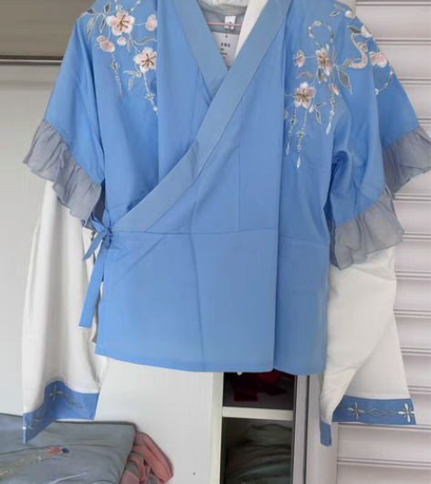 蓝色晋制两件套上衣M码 很漂亮的浅蓝色，里...