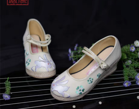 转卖[如梦霓裳]汉服女装玉兔兔刺绣花鞋坡跟...