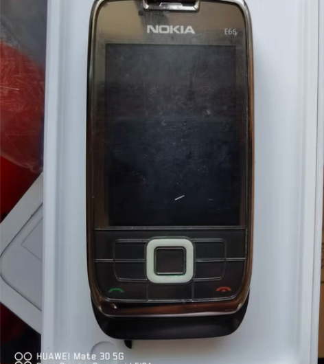 诺基亚手机E66，正常使用，带三块电池，有...