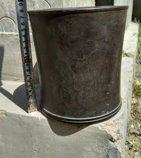 收来老檀木笔筒一个,保存完整,花纹非常漂亮...