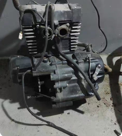 350双缸发动机，带排气管化油器和水箱，发...