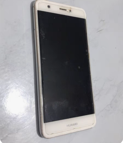 华为第一代nova，机身银白色，摄像头没问...