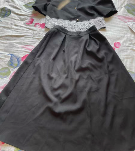 包邮天气冷了清衣柜，今年夏天才入的，上衣料...