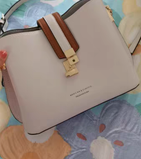 转卖稻草人正品包包，生日时候自己买的，只背...