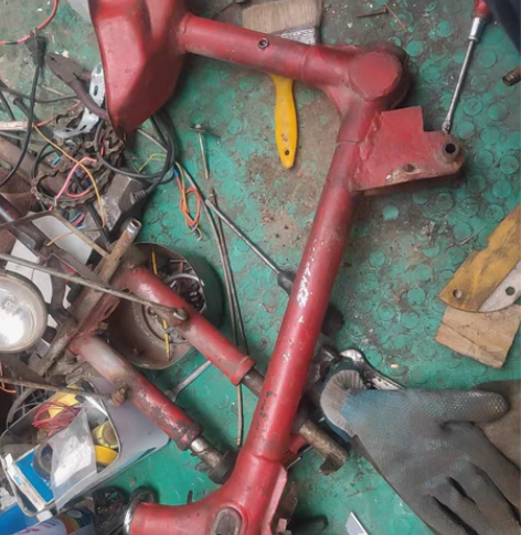 拆一台进口雅马哈50摩托车架子邮箱减震脚踏...