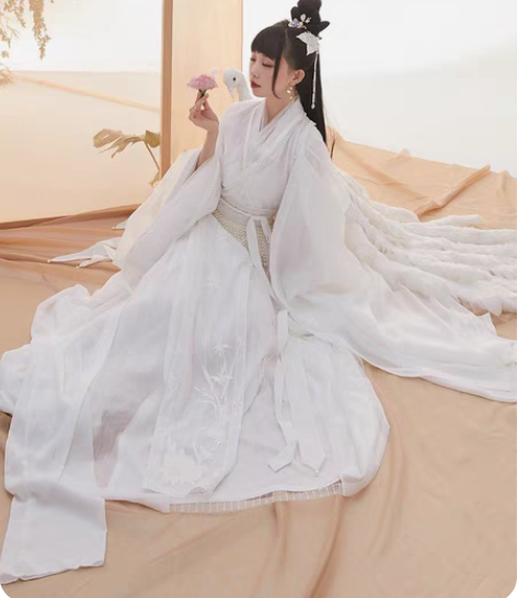 十三余小豆蔻儿交领双层上衫?六米摆下裙?装...