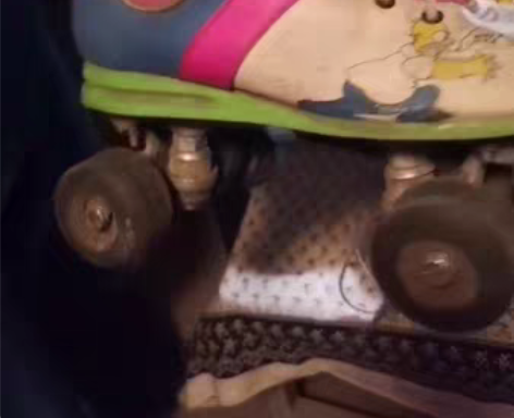 半新品牌双排轮溜冰鞋，品相还行能正常使用，...