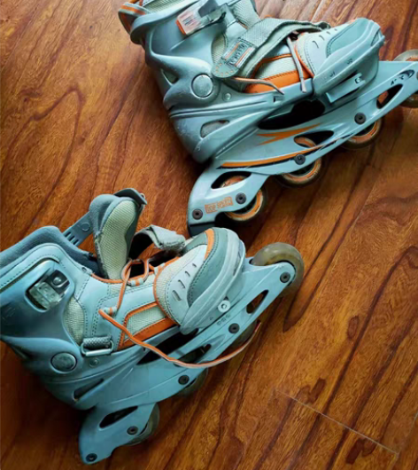 旱冰轮滑鞋，10元处理处理啦！！！就差白送...