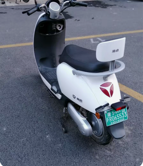 雅迪高端电动车 车座底下空间特别大，可以加...