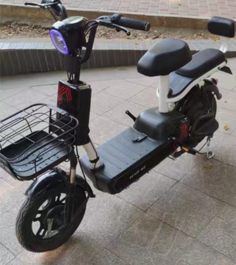 哈啰电动车，电池可以提出来充电，所有功能都...