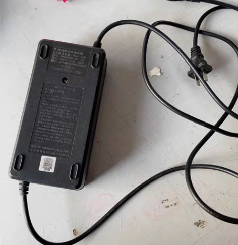9成新 电瓶车充电器 感兴趣的话点“我想要...