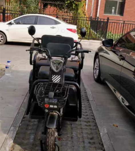 1.雅迪代步三轮电动车(原价4000多买的...