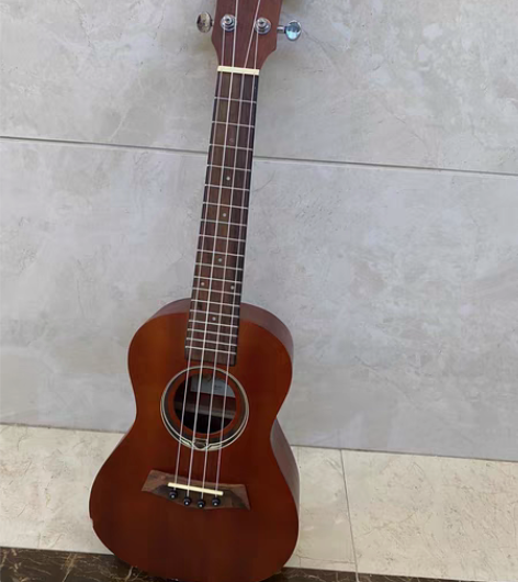 包邮尤克里里，有几处瑕疵，适合入门新手 有...