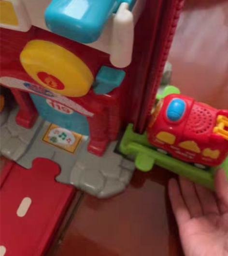 伟易达神奇轨道消防车 成色如图，有一小块找...