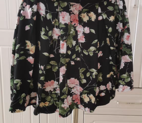 A字半身裙—80元 长裙30元???S轻微...