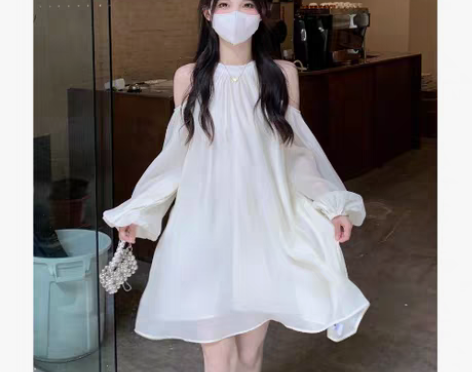 转卖露肩挂脖设计感独特连衣裙春季2023新...