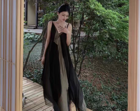 转卖法式复古吊带连衣裙V领气质冷淡风202...
