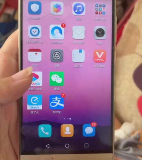 华为麦芒5用起来不卡，手机膜破了，右上角有...