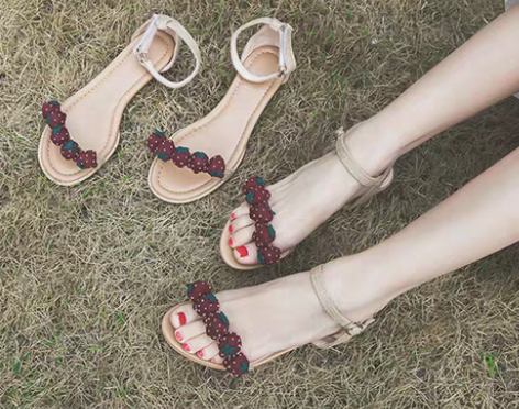 转卖慕沫配裙文艺森女可爱草莓凉鞋女夏一字带...