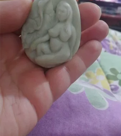 新疆玉雕刻浴女，大概4.5厘米，牛鼻子孔，...