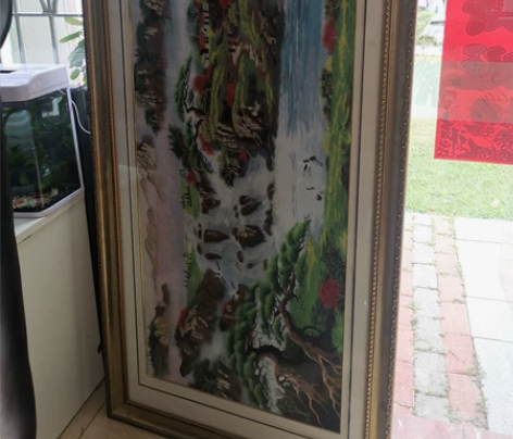 一副刺绣画，风景画，不是印刷的，是刺绣刺绣...