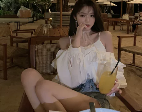 ?林珊珊『挪威森林 假两件荷叶边衬衫』呼之...