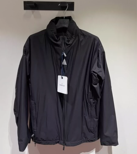 Moncler男士薄款羽绒服 感兴趣的话点...