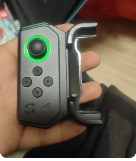 黑鲨2手机蓝牙手柄,带手柄托,自用,无包装...