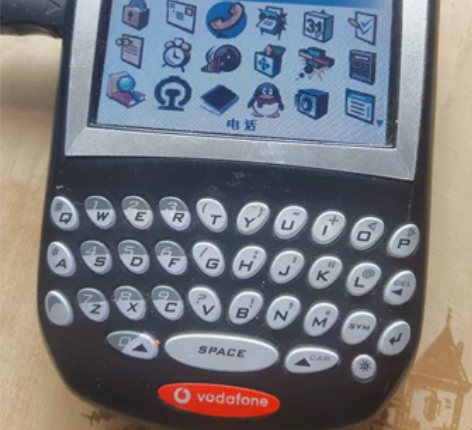 黑莓手机啥型号忘了，搬家翻出来的，按砖头处...