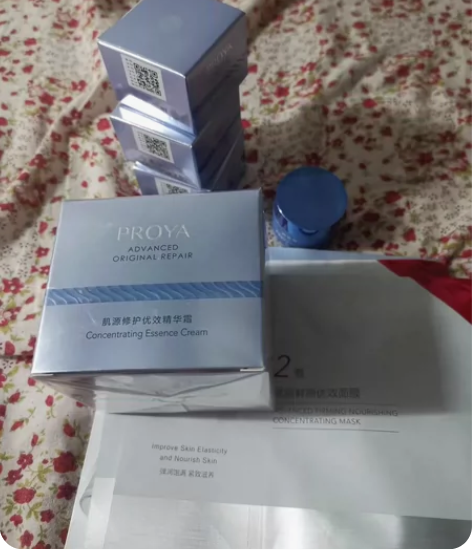 珀莱雅原力面霜，酸奶一样的质地，清爽不黏腻...