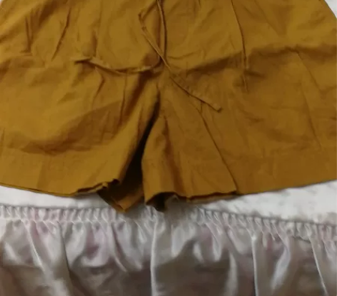 女短裤，全新，吊牌在，50％麻，50％棉，...