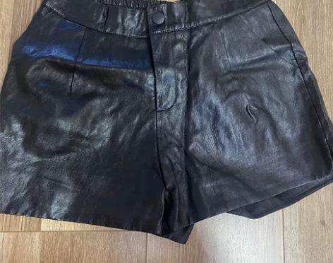 女款pu短裤，几乎全新，适合110斤以内穿...