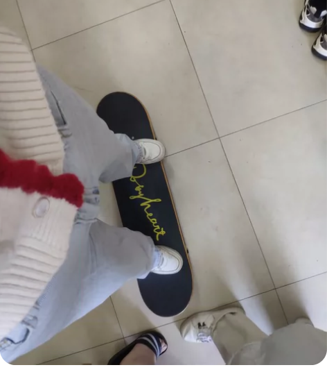 出DBH滑板咯，平时在学校操场上滑的，有清...