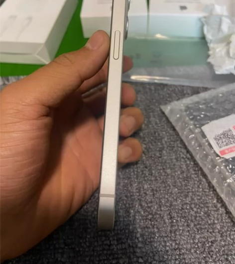 13国行128G有个磕碰看图二 感兴趣的话...