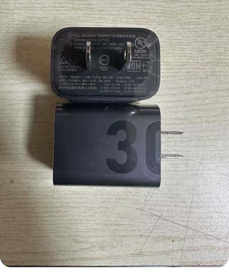 摩托罗拉s30，屏幕上面有裂，后盖有裂缝，...