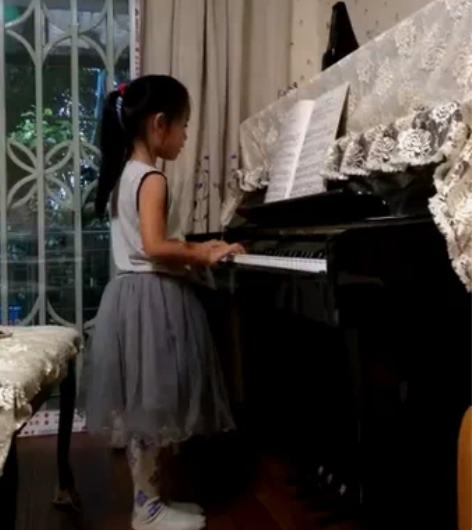 FOKOYAMA立式钢琴。长时间不用，有点...