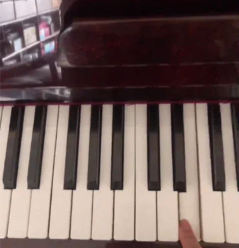 90年代末的星海钢琴 妹妹小时候用的钢琴，...