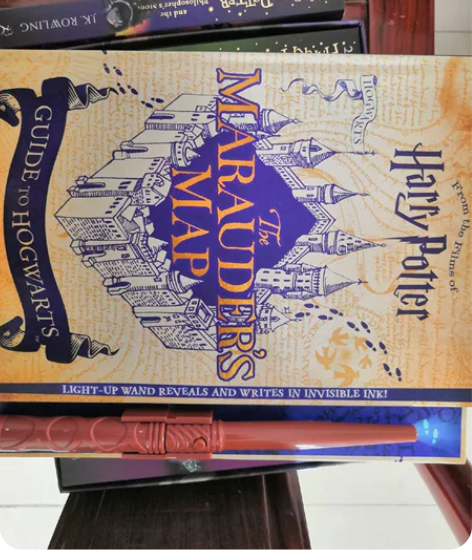 哈利波特全英周边书，九成新。 魔杖是荧光笔...