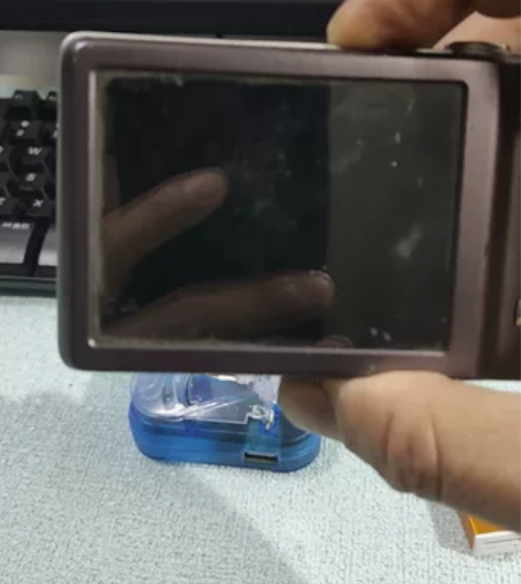 爱国者数码相机一个， 坏的，上电池开机，屏...