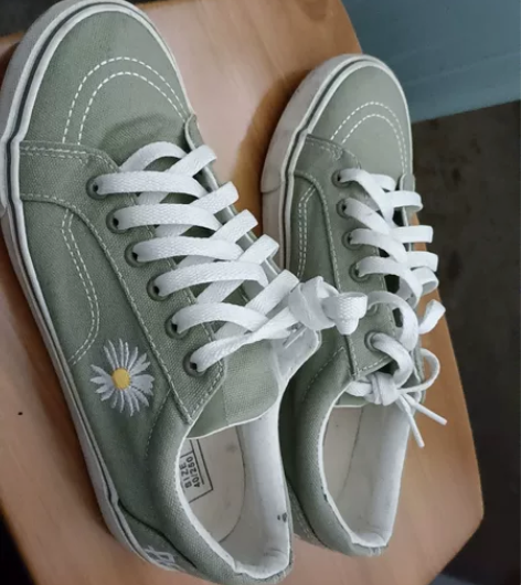 上一年买的，不是很合脚，所以只穿过几次，4...