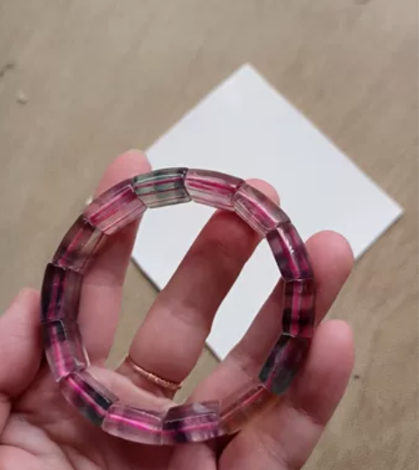 萤石手牌。体透。暖宫石。原相机拍摄，无美颜...