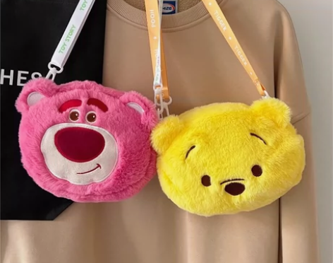 韩版甜心可爱草莓熊毛绒包包软敷敷三眼仔少女...