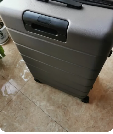 28寸小米拉杆箱，静音轮，拉链很滑，海关锁...