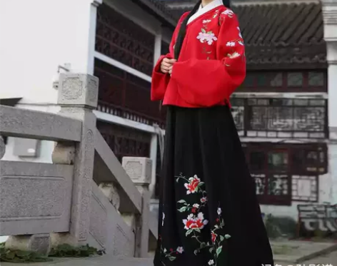 如梦霓裳木芙蓉黑色裙子 裙子布料很厚实，而...